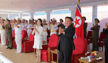 金正恩携女出席朝鲜驱逐舰下水仪式 “崔贤”级二号舰修复下水
