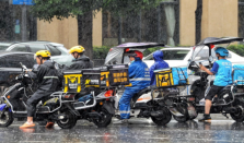 全国首辆AI外卖配送车在武汉首发 全国首个即配专用号牌管理系统发布