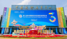 黄仁勋用中文演讲 黄仁勋:中国人工智能模型世界一流