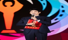 宇舶表品牌大使于适佩戴BIG BANG灵魂钛金蓝色腕表出席第37届大众电影百花奖 并荣获最佳新人奖