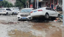 北京密云暴雨引发洪涝车辆随水漂移 密云水库泄流现场大量鱼被冲出